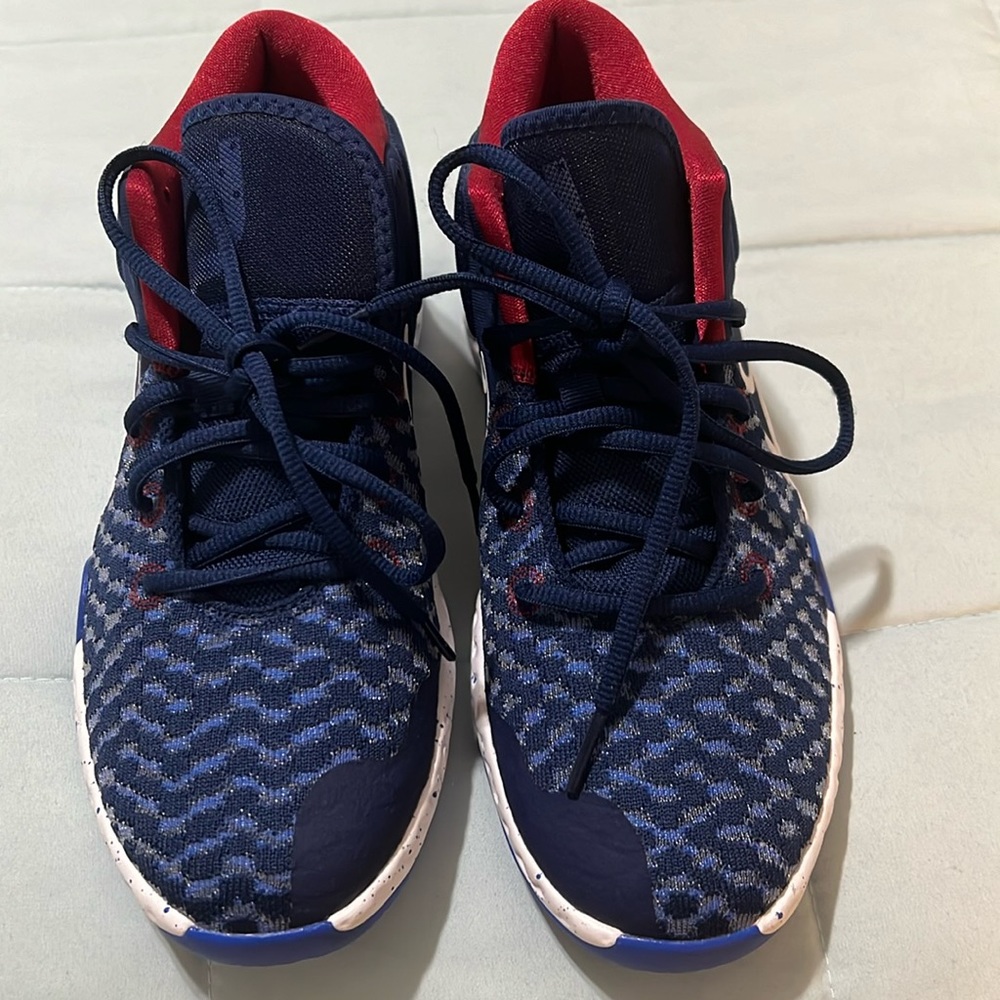 Nike NWOB
Nike Kd Trey 5 VIII Basketball Shoes Big Kids Ct1425-402 Size 6Y